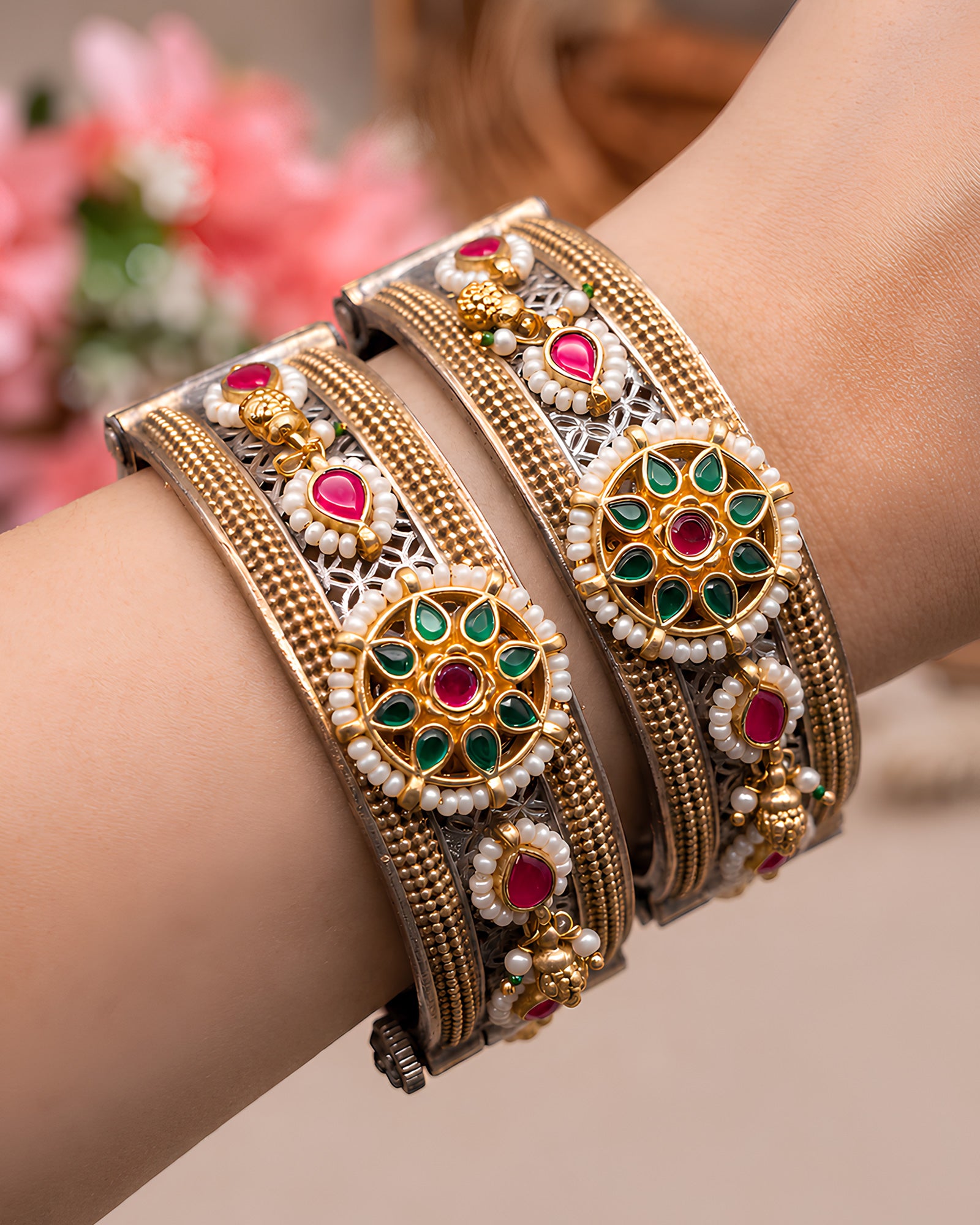 Dual-Tone Emerald Floral Wheel & Mesh Kada